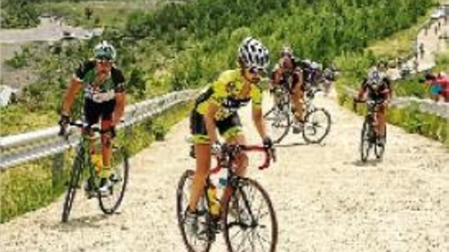 Diferents ciclistes en el tram més dur de la Ruta Minera