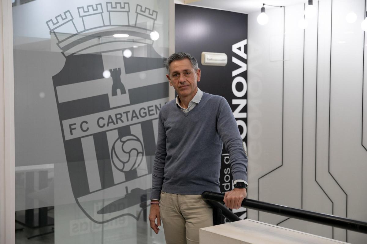 Víctor Alonso, del FC Cartagena, posa para LA OPINIÓN en las oficinas del Cartagonova.