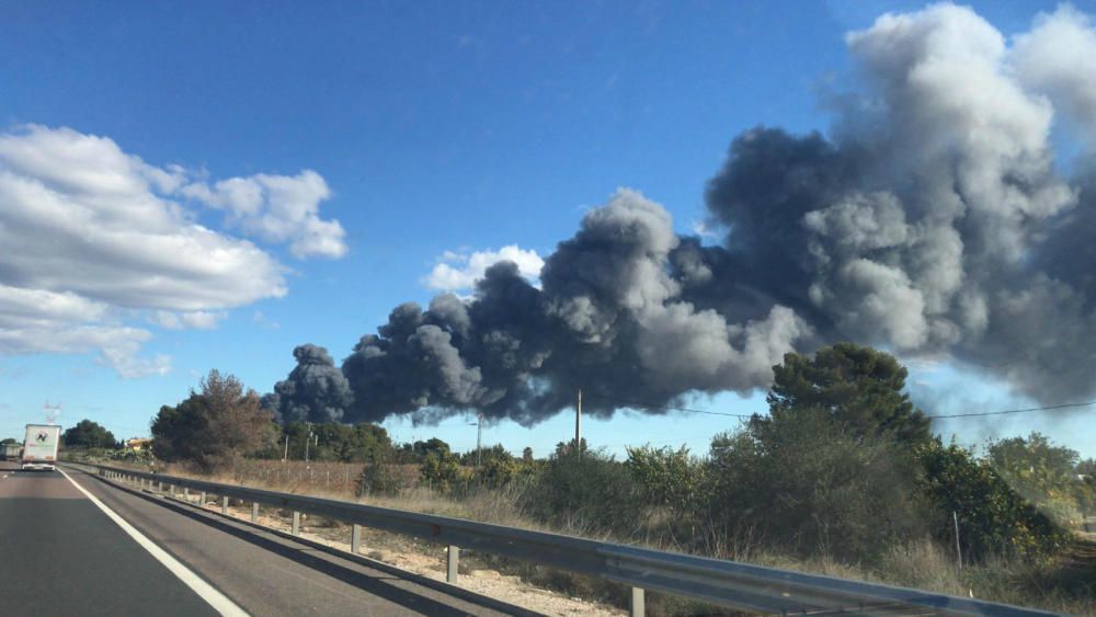 Un incendio arrasa una empresa de regalos en Manises