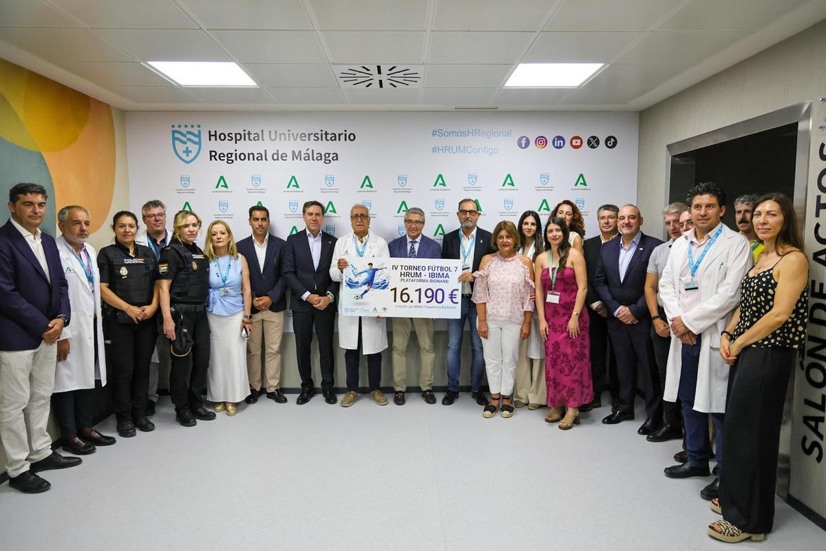 Acto de entrega del cheque solidario de 16.190 euros a IBIMA.