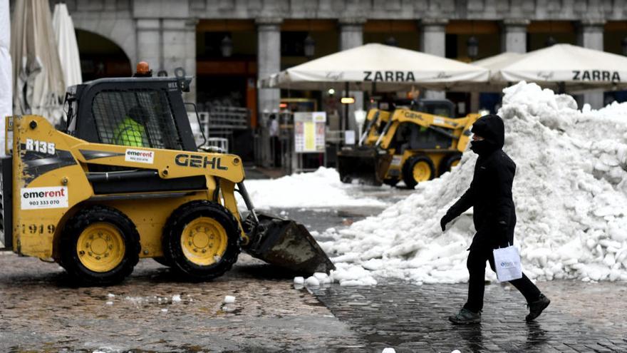 Un operario retira nieve en Madrid tras el paso del temporal Filomena.