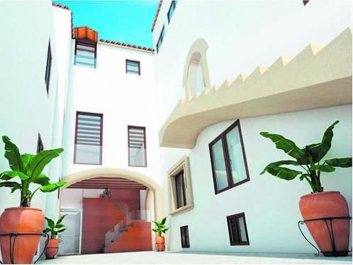 Imagen virtual de cómo quedará el patio, con una escalera volada, un arco medieval y otro del XVII.