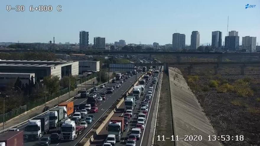 Retenciones en la V-30 tras un accidente de tráfico en Valencia.