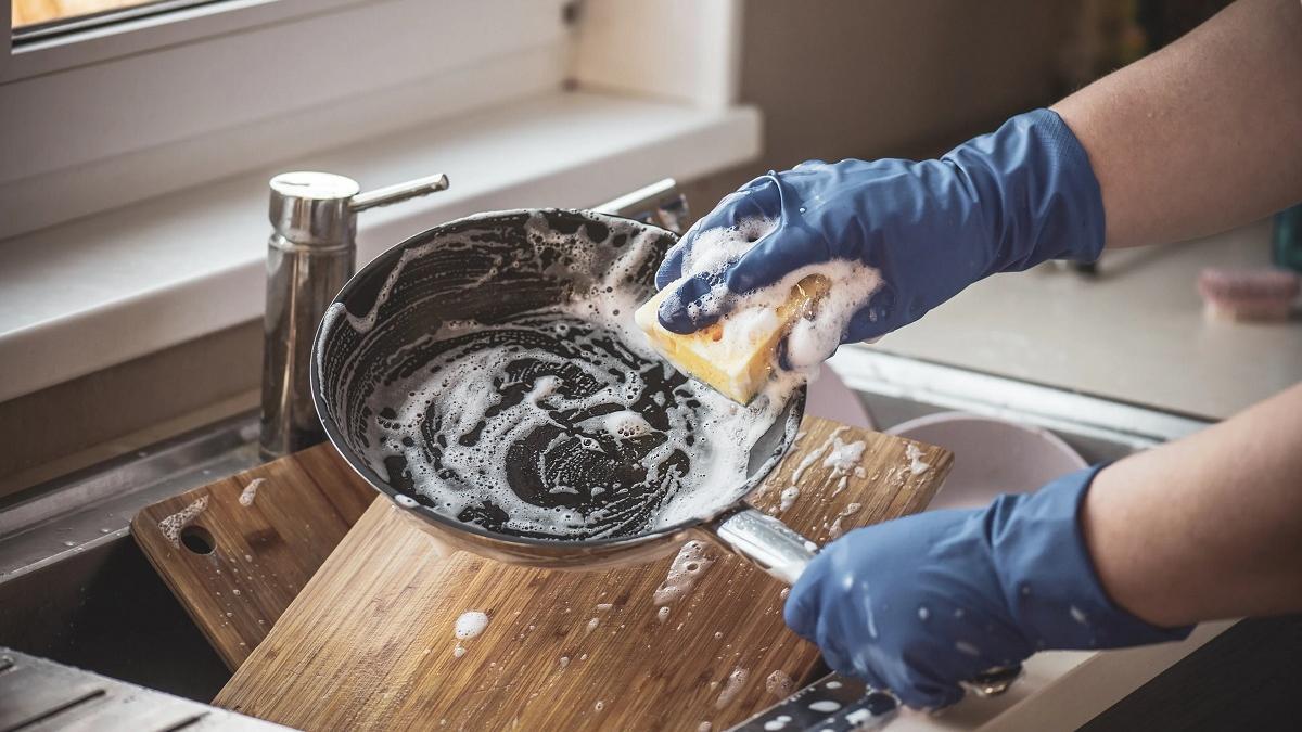 5 consejos para limpiar las sartenes antiadherentes sin dañarlas