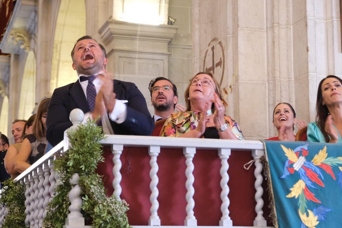 El alcalde, vitoreando a la Mare de Deu