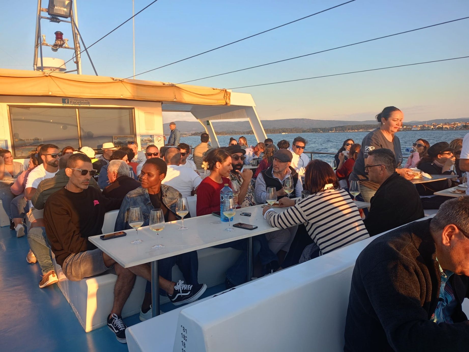 La ruta de «Viños singulares polo mar» a bordo del catamarán «Gran Cormorán Jet», esta tarde-noche.