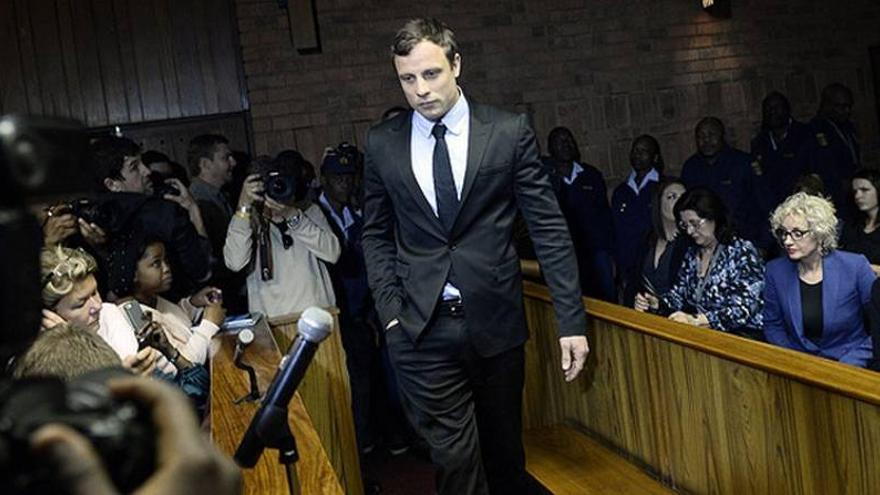 Pistorius se enfrenta a dos nuevos cargos por disparar en lugares públicos