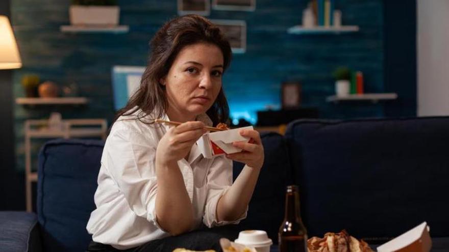 Afartades fora de control: el trastorn silenciós que pot arrasar la teva salut mental