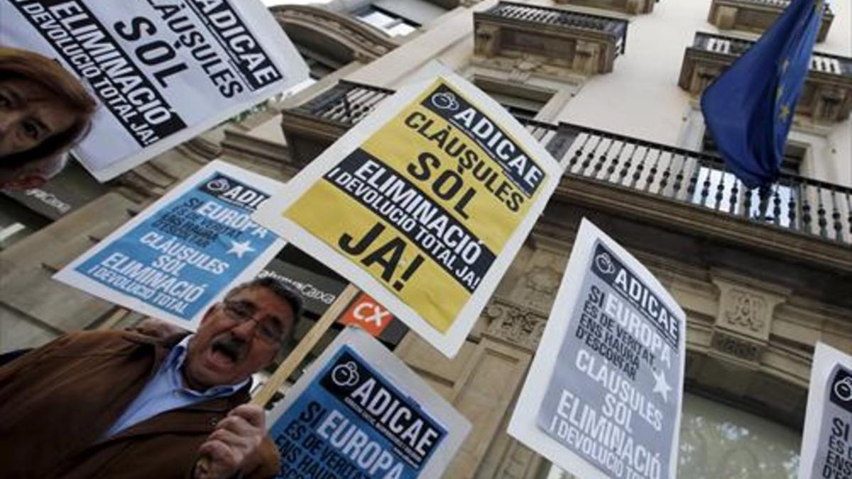 Afectados 8Protesta contra las cláusulas suelo, ayer, ante la delegación de la UE en Barcelona.