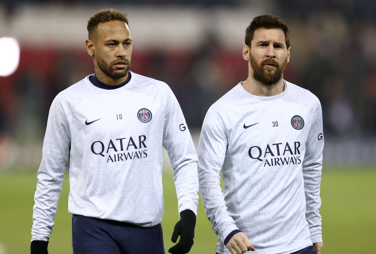 Paris (France), 14/02/2023.- Neymar (L) and Lionel Messi (R) of PSG react prior to the UEFA Champions League Round of 16, 1st leg match between Paris Saint-Germain and Bayern Munich in Paris, France, 14 February 2023. (Liga de Campeones, Francia) EFE/EPA/MOHAMMED BADRA