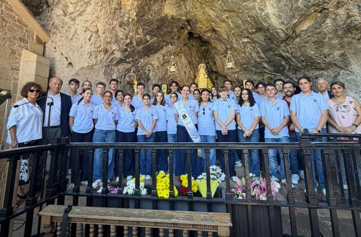 Los miembros del Centro Asturiano de México en la Santa Cueva.