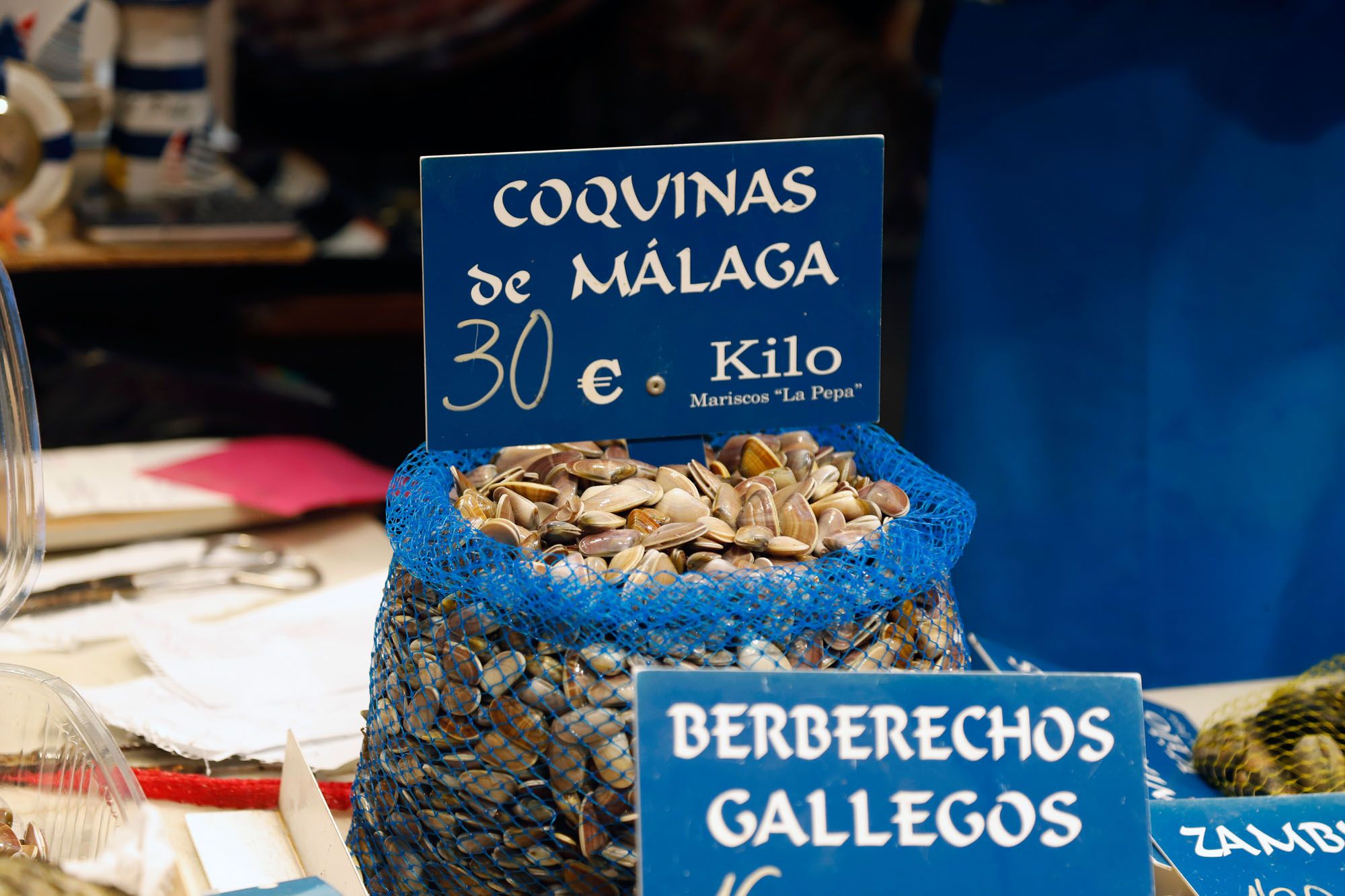 Compras navideñas en el mercado de Atarazanas.