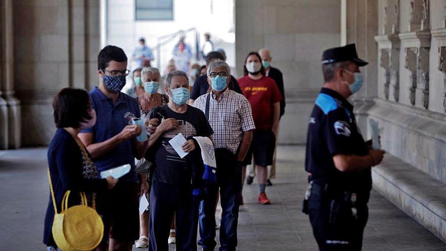 Cua de votants a l&#039;exterior d&#039;un col·legi electoral a la Corunya.