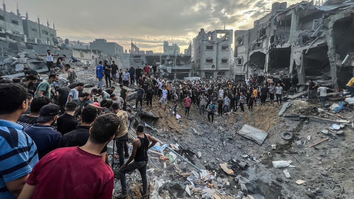Un grupo de palestinos busca supervivientes tras el bombardeo de Israel contra el campamento de refugiados de Jabalia, el más grande de la Franja de Gaza.