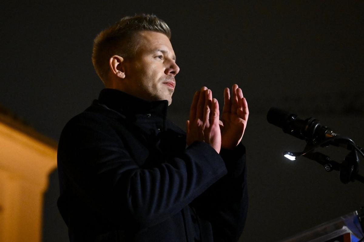 BUDAPEST (Hungary), 13/12/2025.- Chairman of the Hungarian opposition Tisza Party Peter Magyar applauds during the Tisza Party demonstration in support of abused children in front of the presidential Alexander Palace in Budapest, Hungary, 13 December 2025. (Protestas, Hungría) EFE/EPA/ROBERT HEGEDUS HUNGARY OUT. HUNGARY OUT