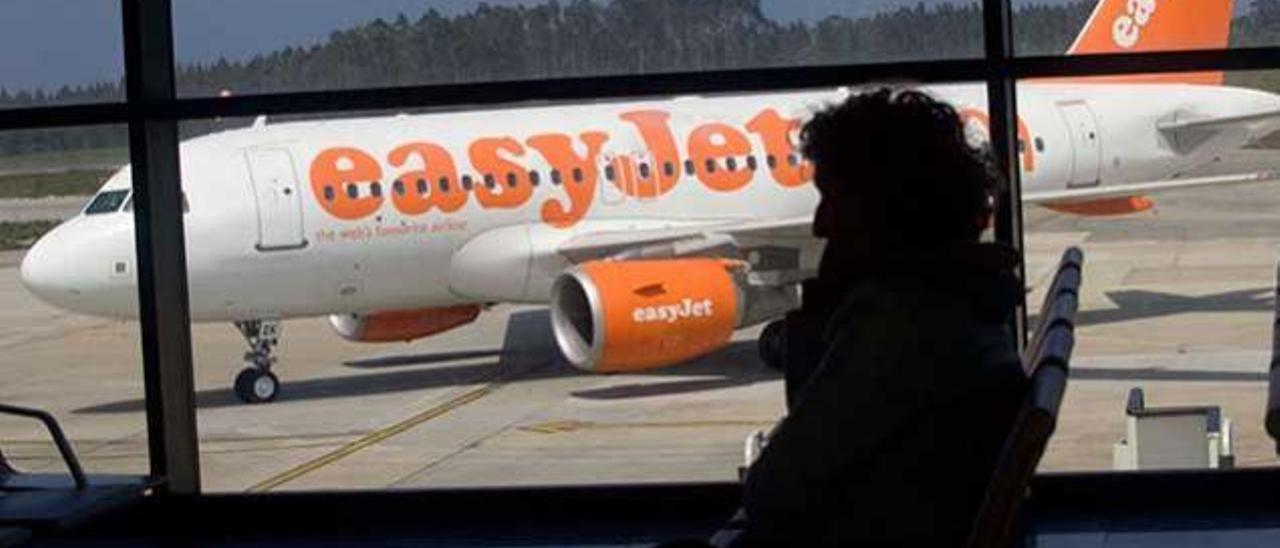 Un avión de Easyjet en el aeropuerto de Asturias