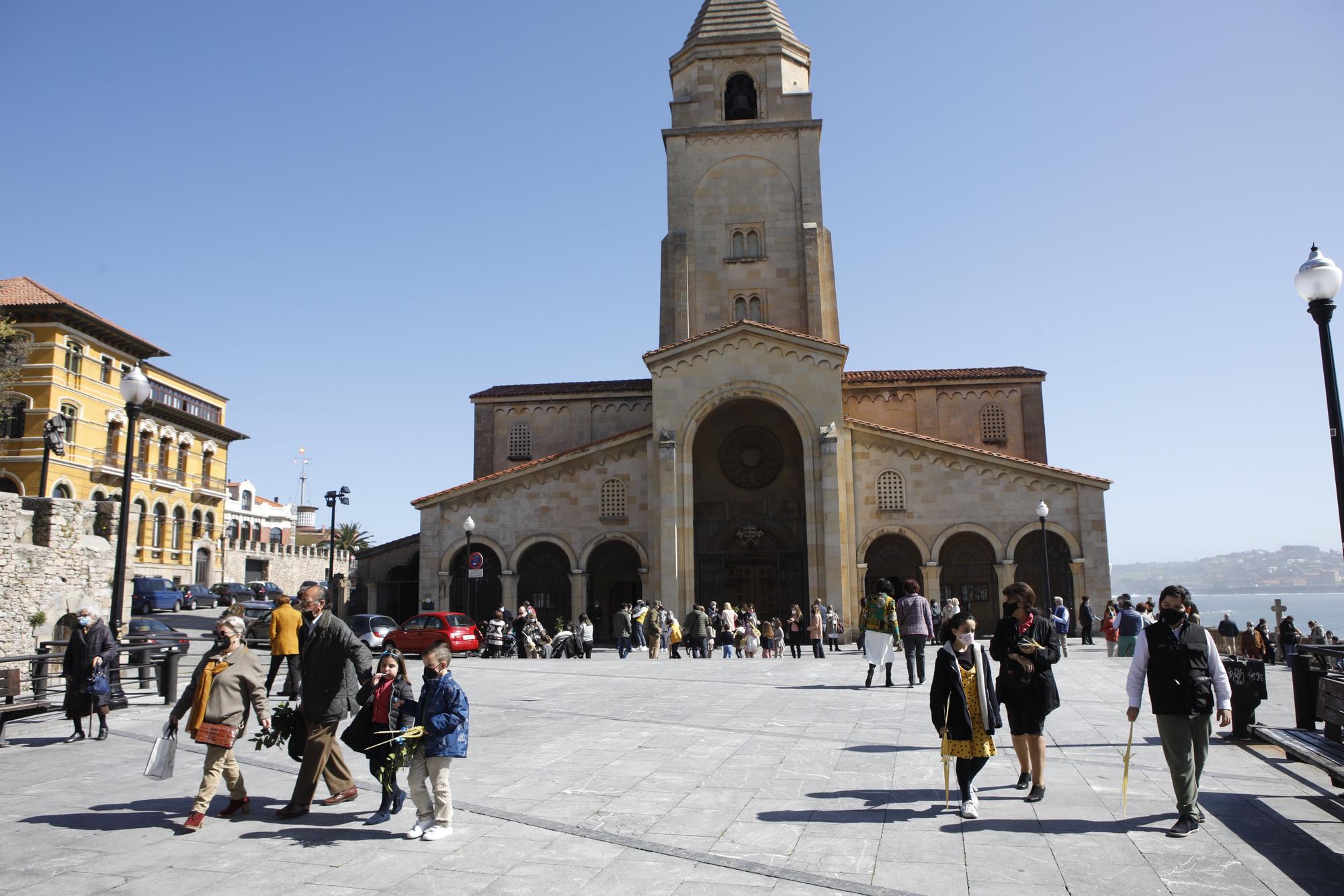 Bendiciones a techo en un Domingo de Ramos de pandemia, como en San Pedro (Gijón)