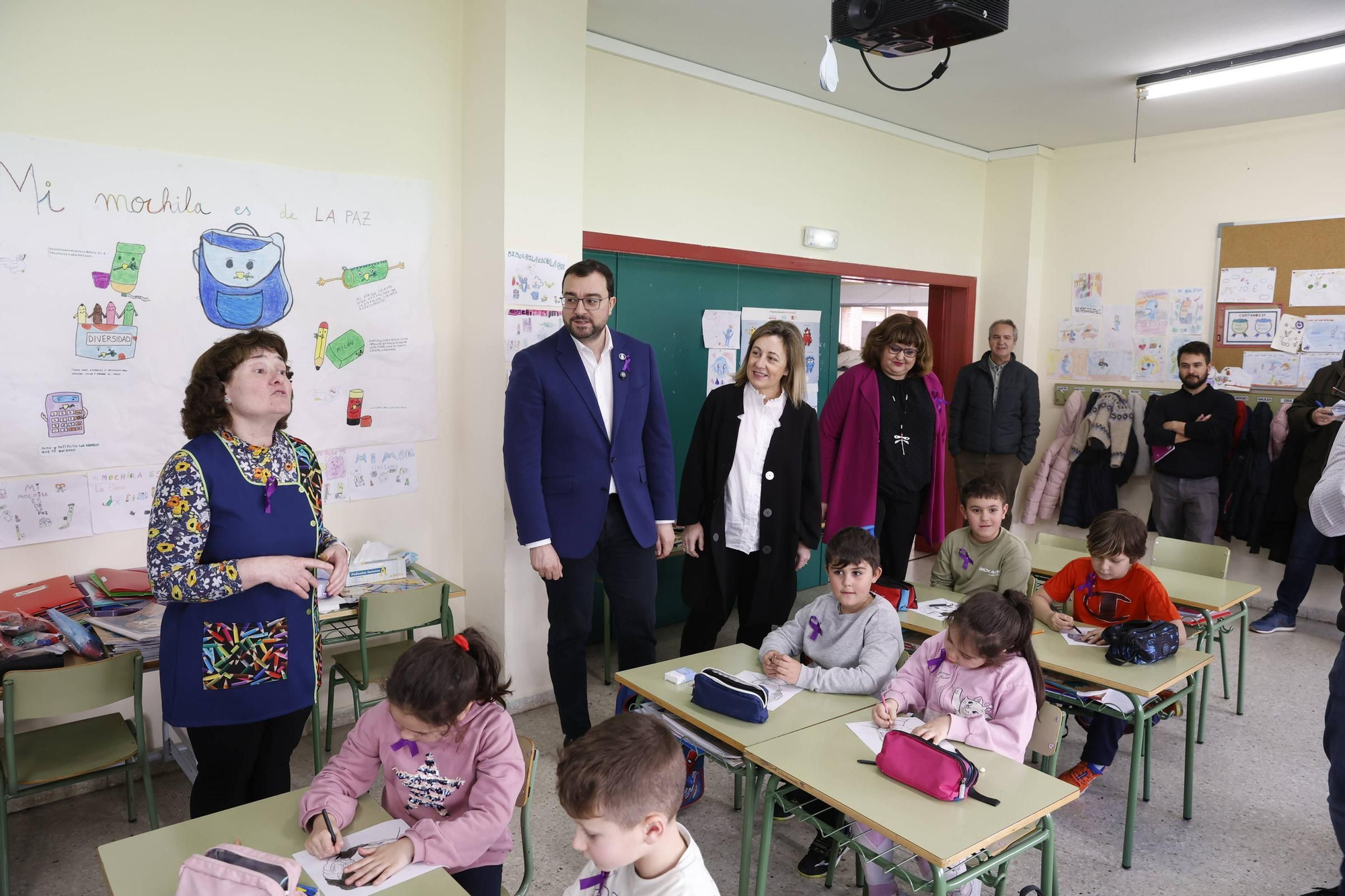La visita de Adrián Barbón al colegio Lloréu, en Gijón