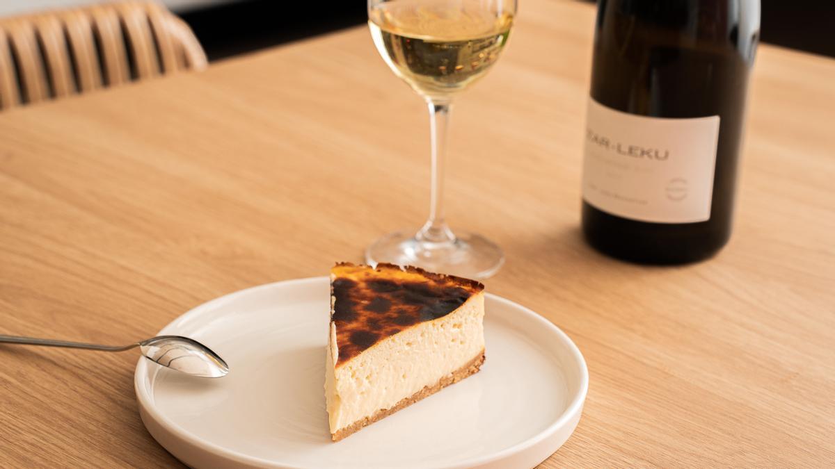 Una porción de tarta de queso y un vino de Jon Cake &amp; Wines.