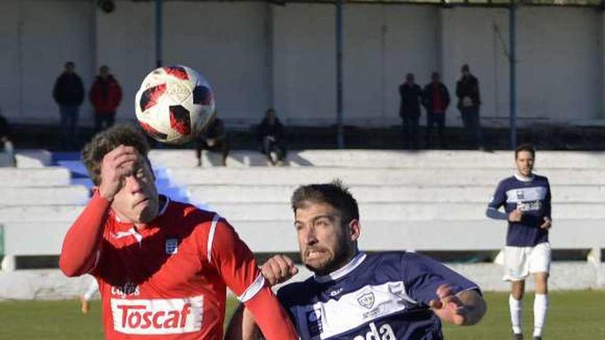 Chechu y Álex Arias pugnan por un balón.