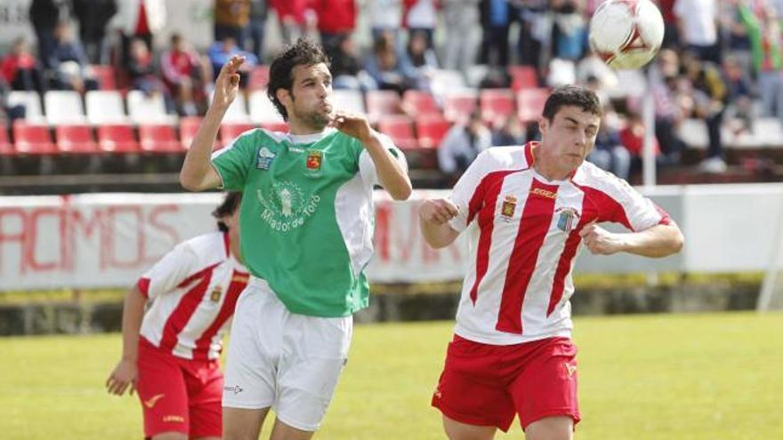 Una disputa por el balón en el Candás-Llanes disputado ayer en La Mata.