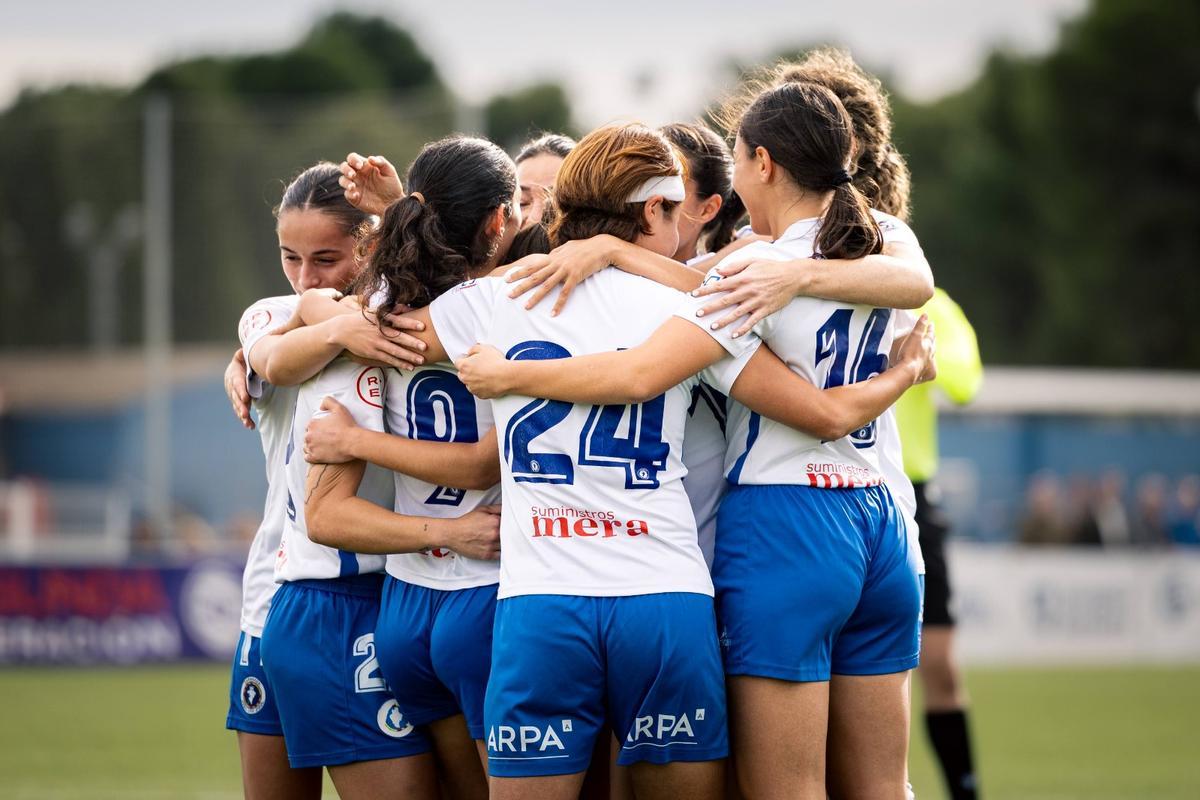 Las jugadoras del Zaragoza CFF celebran un gol ante el Valdefierro en la última jornada de Liga.