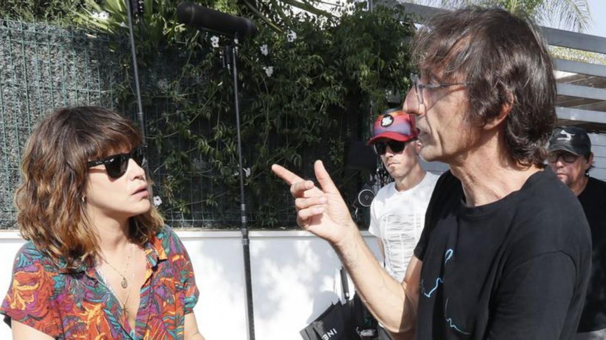 María León recibe instrucciones de Rafael Cobos, durante el rodaje de ‘El hijo zurdo’. |  // JOSÉ MANUEL VIDAL/EFE