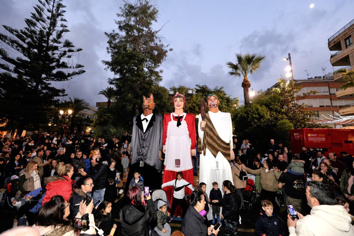 Una de las estampas más típicas de las fiestas patronales con los gigantes y cabezudos antes de comenzar su recorrido en la plaza de la Constitución -la glorieta-