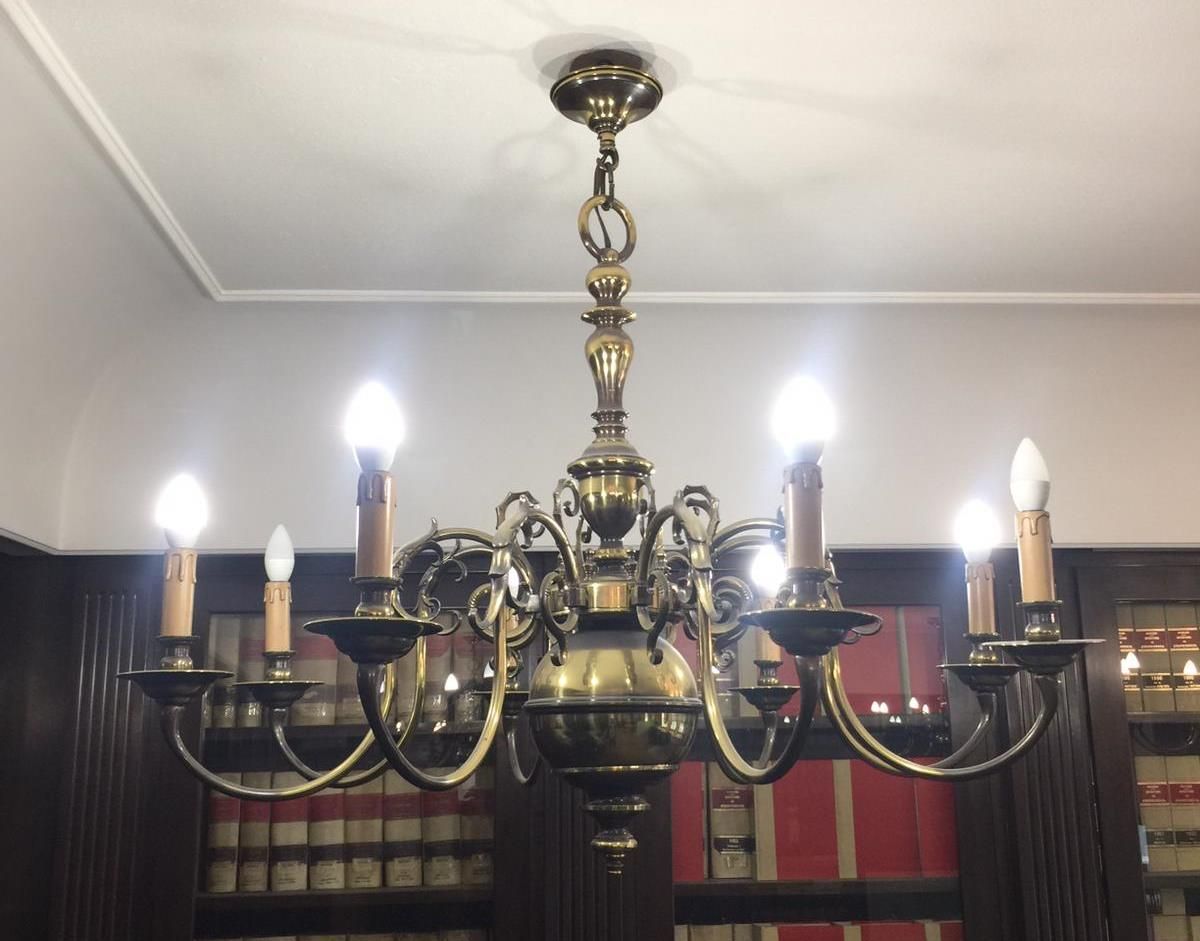 Las «rebajas» del Colegio de Abogados de Vigo: ponen a la venta muebles con historia