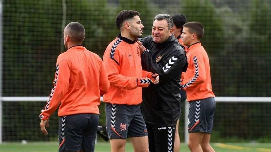 Carlos Pouso bromeando con Álex Fernández en el entrenamiento de ayer en Cerponzóns. // Gustavo Santos