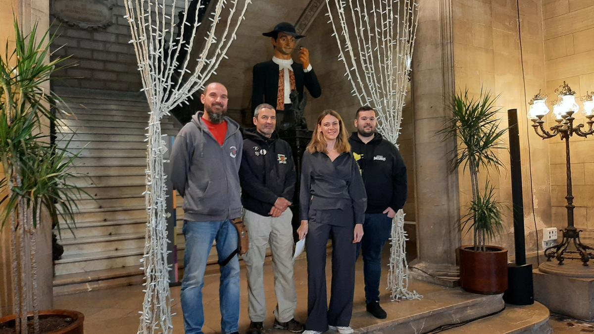 La concejala Claudia Costa y representantes de colles participantes han presentado esta mañana el Correfoc del domingo.