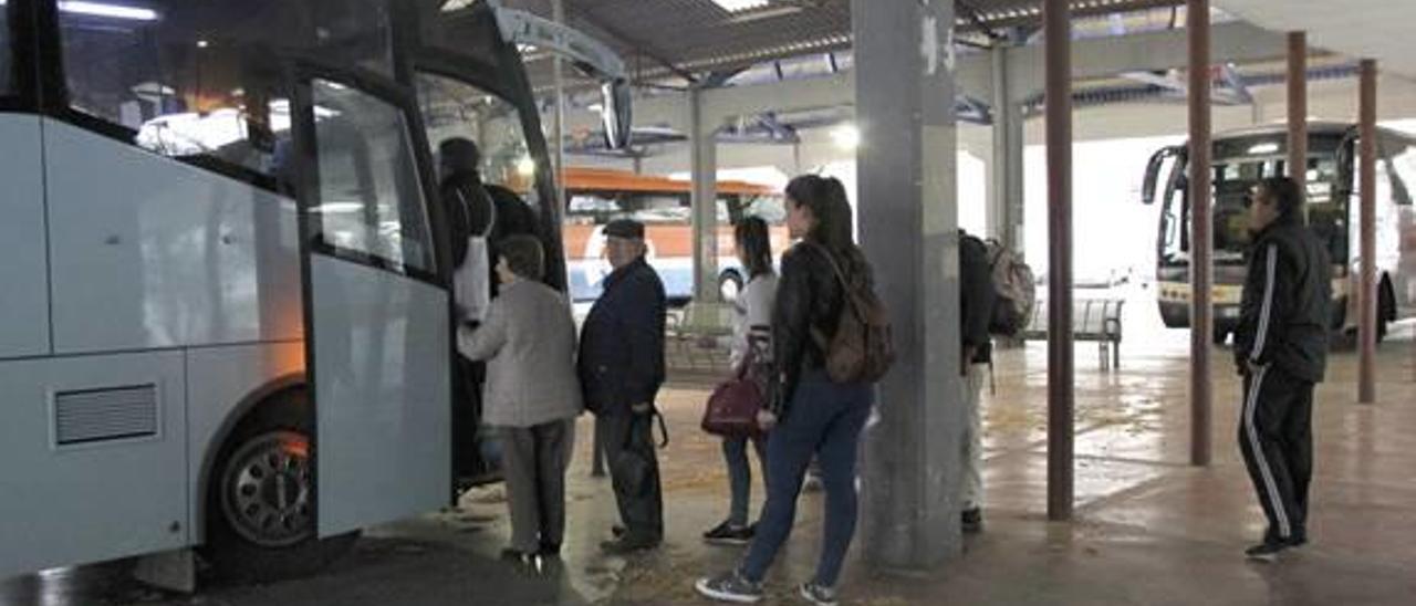 La ausencia de ofertas para prestar el servicio deja sin bus a los universitarios de Xàtiva