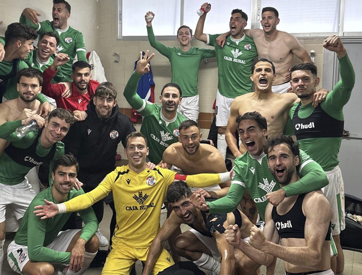 La plantilla del Zamora CF, tras una victoria esta temporada. | ZCF