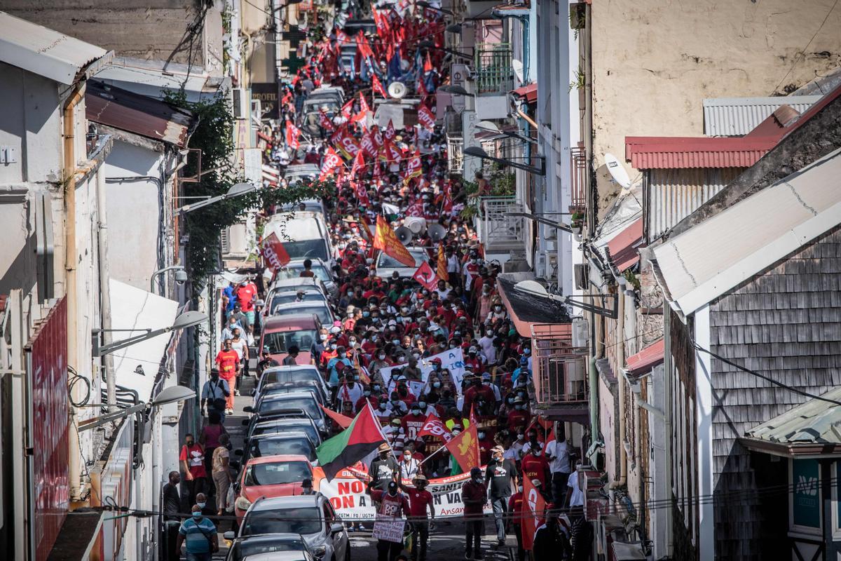 Les Antilles franceses es rebel·len contra la pobresa i les restriccions sanitàries