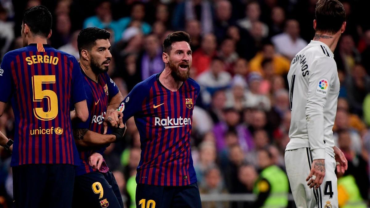 Suárez, Messi, Busquets y Ramos, en una acción tensa del clásico