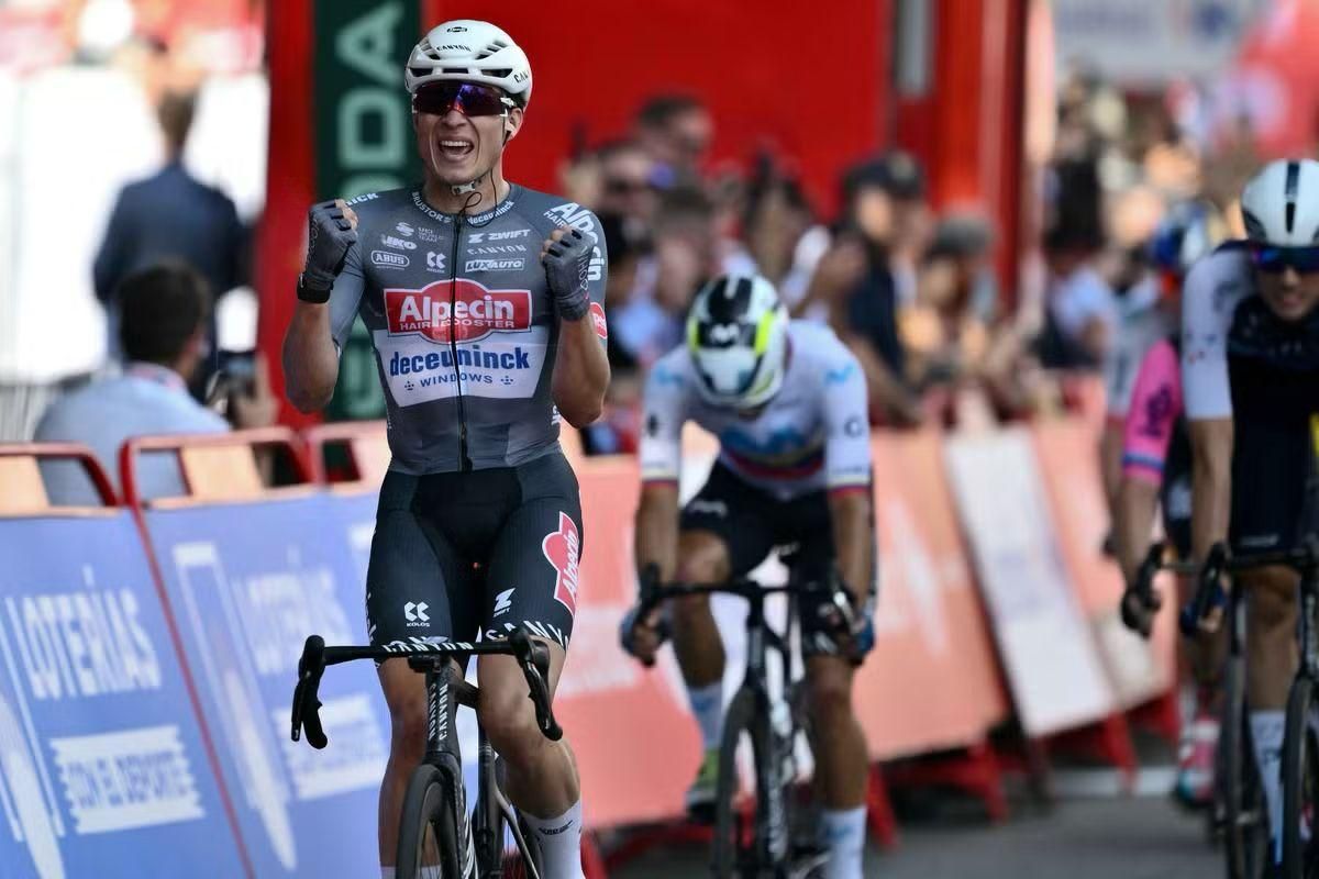 Jasper Philipsen se impone en la primera etapa de la Vuelta. Jasper Philipsen se impone en la primera etapa de la Vuelta.
