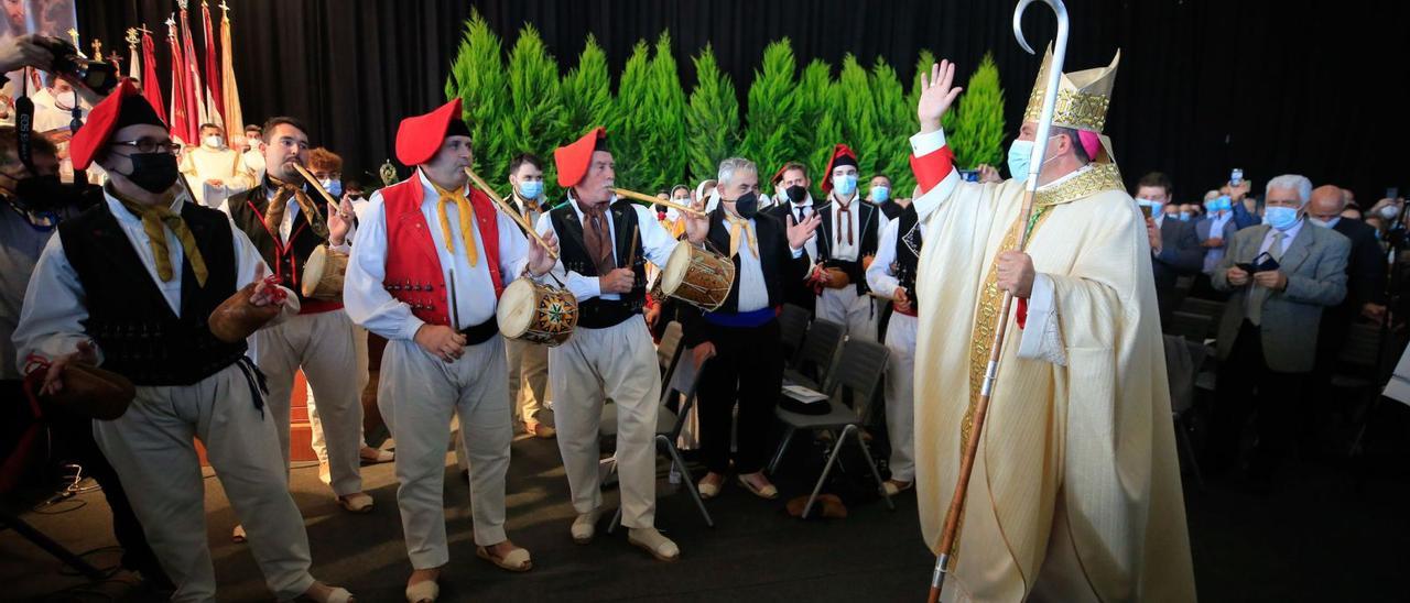 El prelado saluda a los ‘sonadors’ y ‘balladors’ de las ‘colles’ durante el recorrido para la bendición.