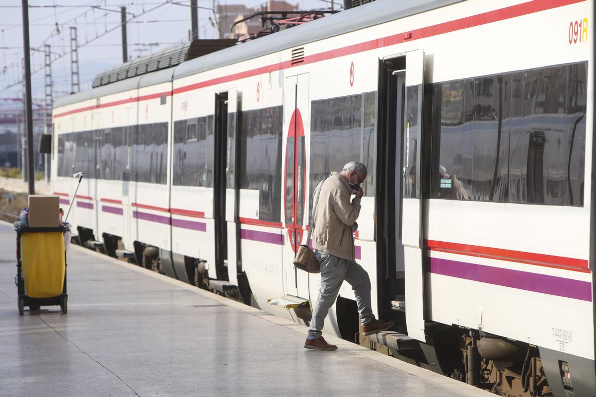 Un pasajeros accede a una tren de cercanías en la estación de Alicante