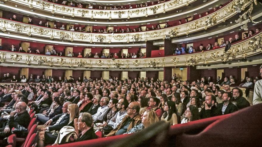 El salón del Teatre Principal se completó para el estreno de la ópera mozartiana.