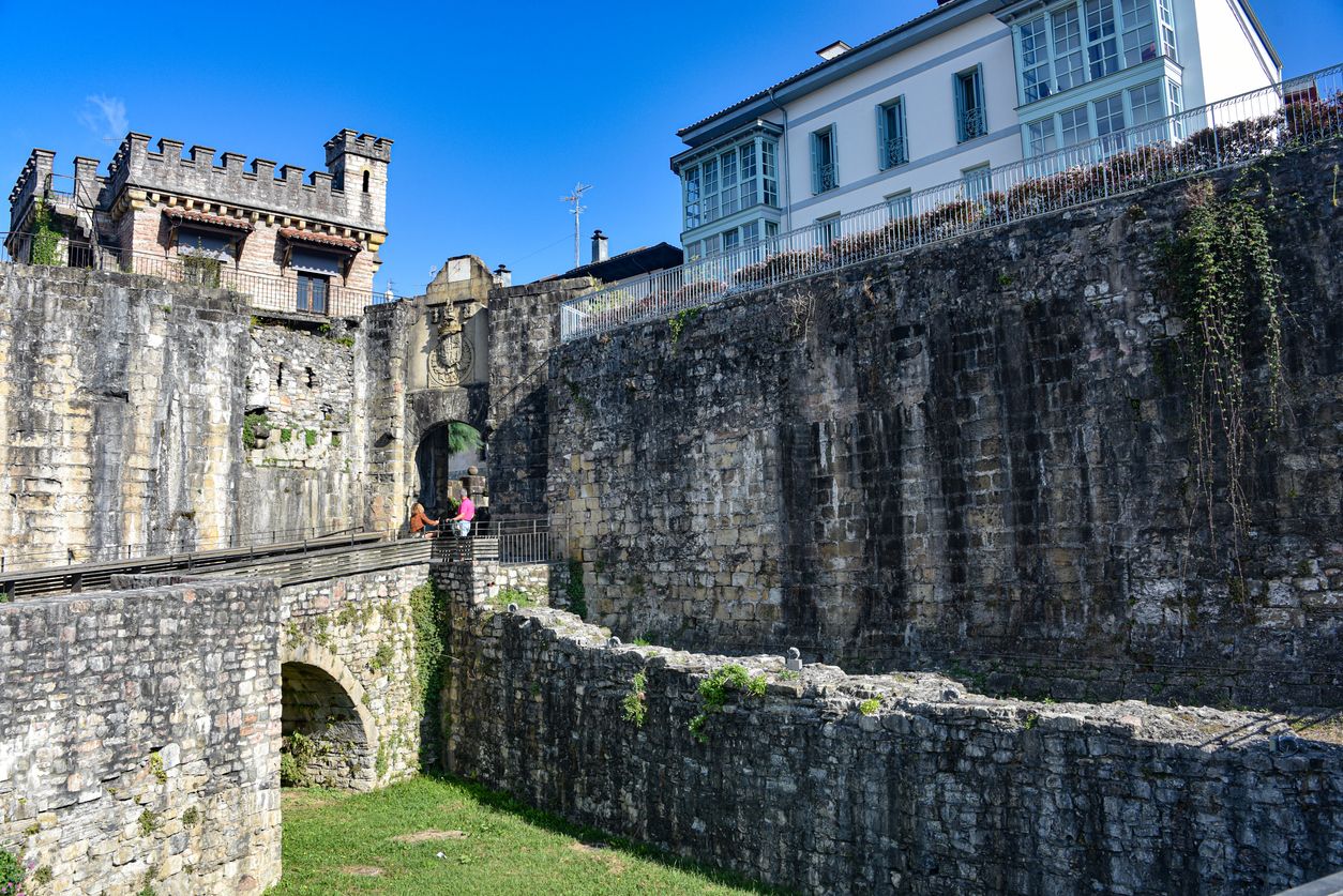 Puerta de Santa María, entrada del casco antiguo de Hondarribia