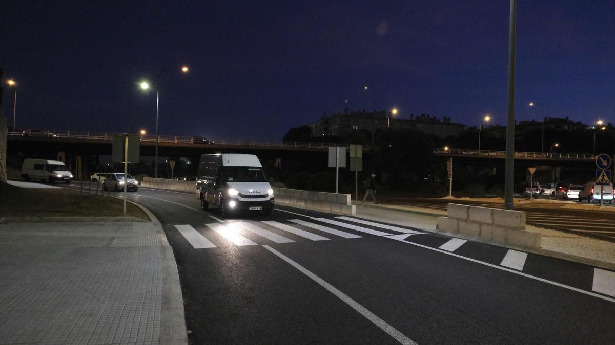 El carril cero de la salida de Can Valero de la Via de Cintura tiene un paso de peatones ha levantado un murete de separación