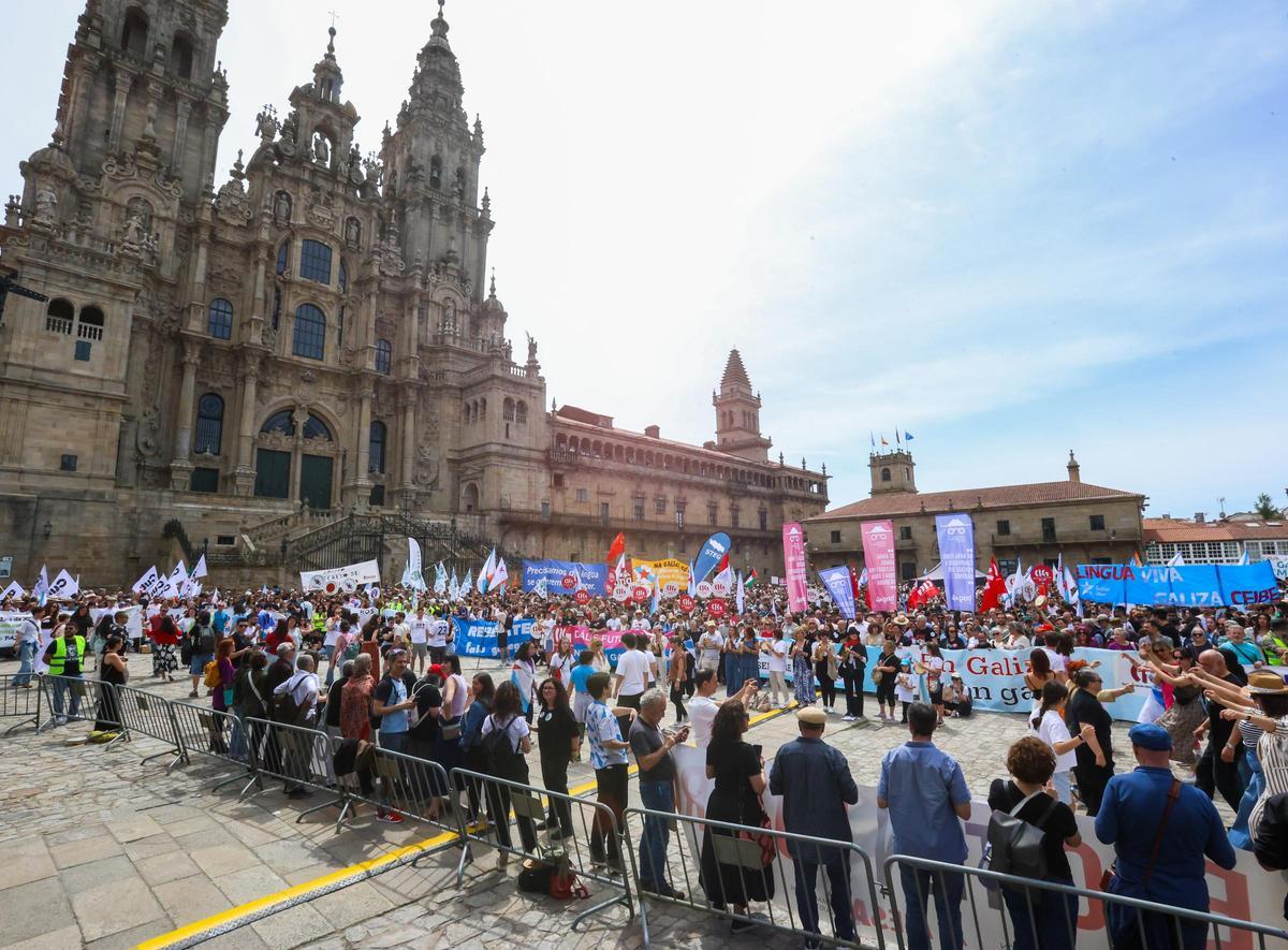 Miles de personas se manifiestan en Santiago en defensa del gallego