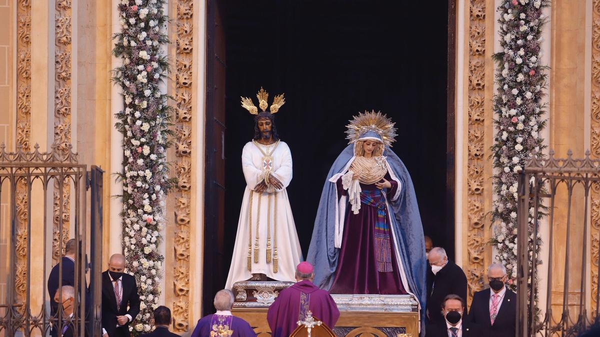 Galería de fotos de la Misa del Alba, celebrada este sábado en la plaza de San Pablo.