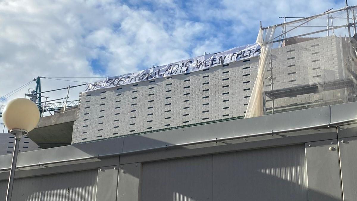 La pancarta estaba en lo alto del edificio en obras del nuevo Gargasindi, edificio que está junto al IES Ifach y sobre las prefabricadas que se están desmontando