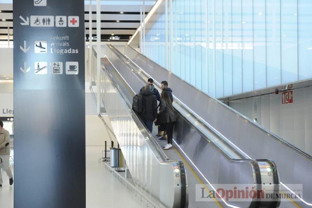 El delegado del Gobierno visita el aeropuerto de Corvera