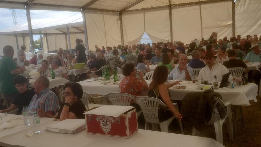 Argüelles disfruta de una corderada con 430 raciones en la animada comida de hermandad de sus fiestas