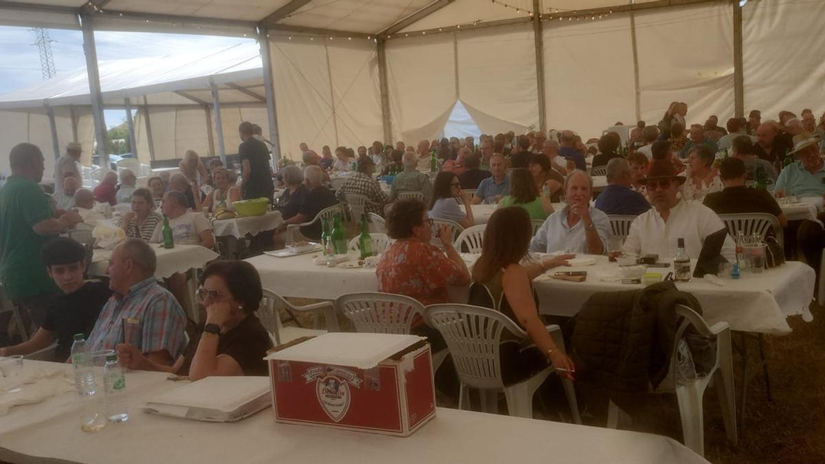 Asistentes a la comida de hermandad en las fiestas de Argüelles.