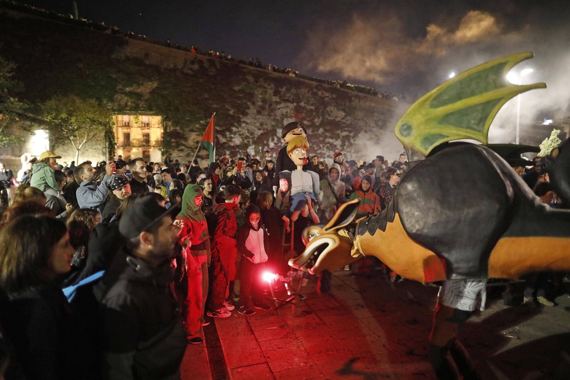Girona. Plaça de Jacint Verdaguer. Cercavila La negra nit 2025.