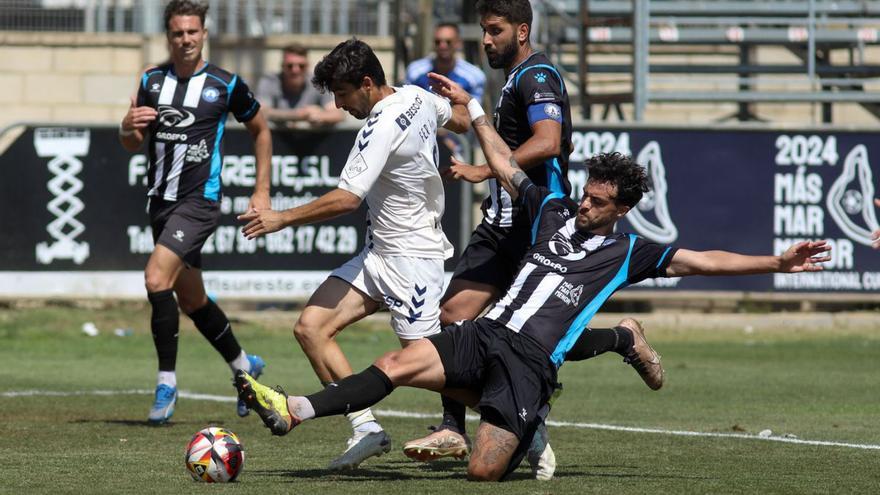 Diego Ruiz corta el avance de Fer Pina dentro del área.