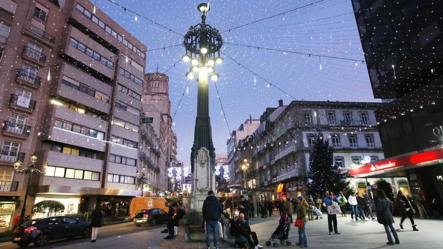 La emblemática Farola de Urzáiz adornada en Navidad // Ricardo Grobas